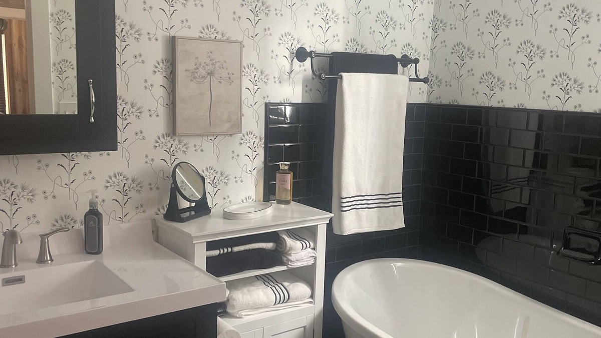 Wellfleet House | The Pink House - Charming, fully renovated, quiet getaway