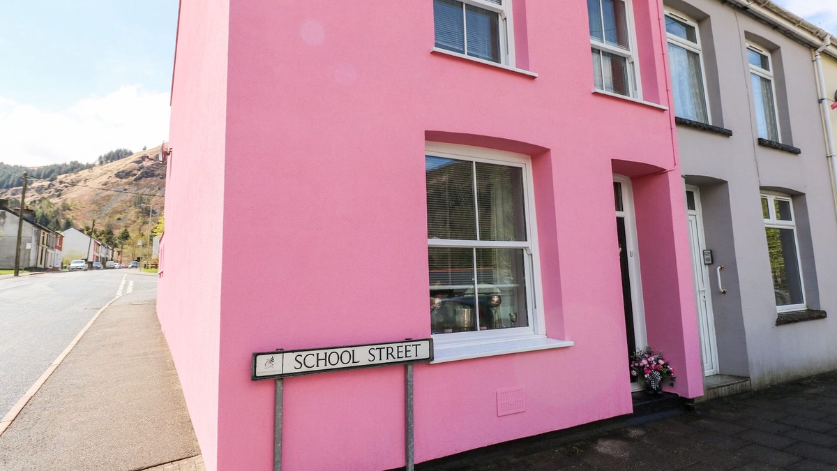 Blaencwm Cottage | THE PINK HOUSE, family friendly, with a garden in Treherbert