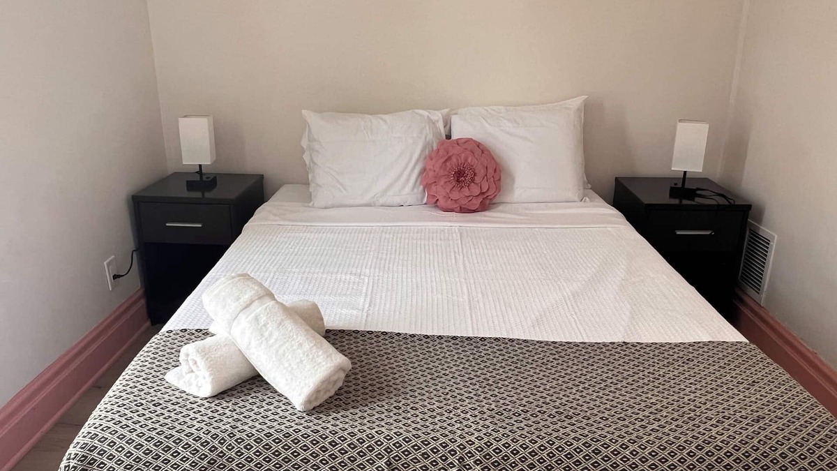 Downtown Niagara Falls House | The pink house walk to the Falls