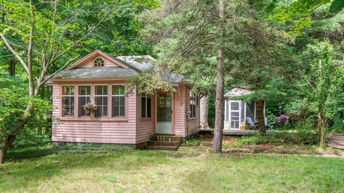 Fennville Cabin | The Pink Lady of The Lake: A charming Glenn cabin!