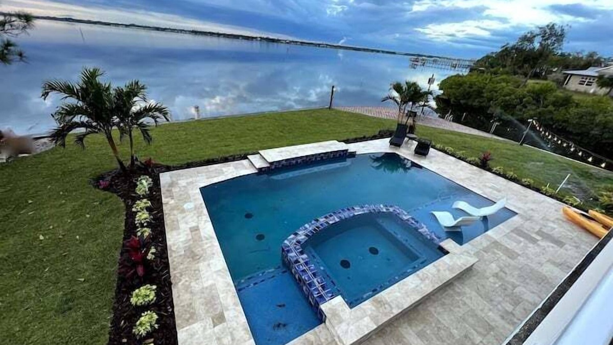 Ellenton House | The Pink Riverhouse Waterfront Paradise