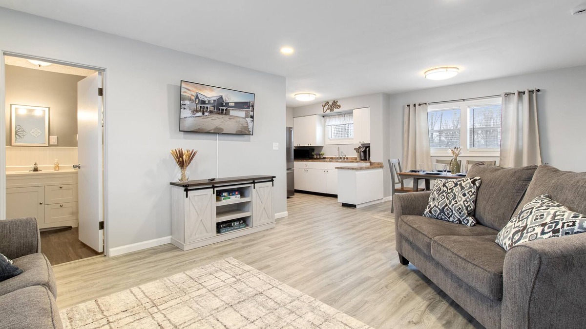 Pinconning Apartment | The Pinny City Suite