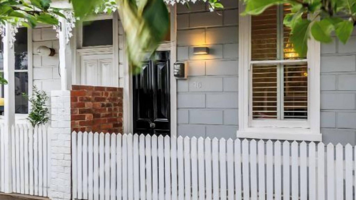 South Melbourne Apartment | The Place! On Clarendon Place. Position Perfect.