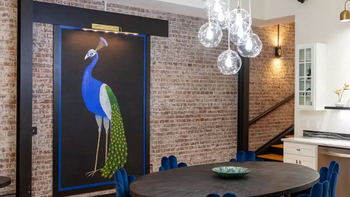 Glasgow Apartment | The Plaid Peacock - minutes from Mammoth Cave. Family sized, downtown Glasgow!nn