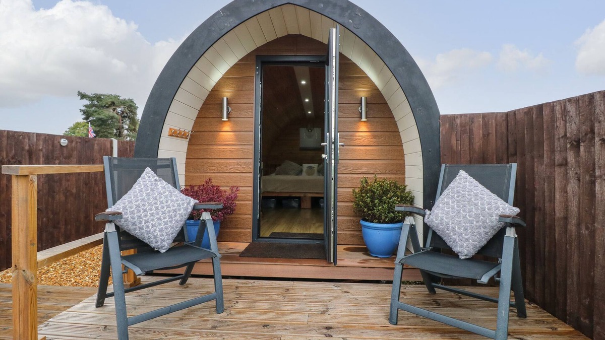 Kingstone Cottage | THE POD AT BANK HOUSE FARM, romantic, with a garden in Hixon