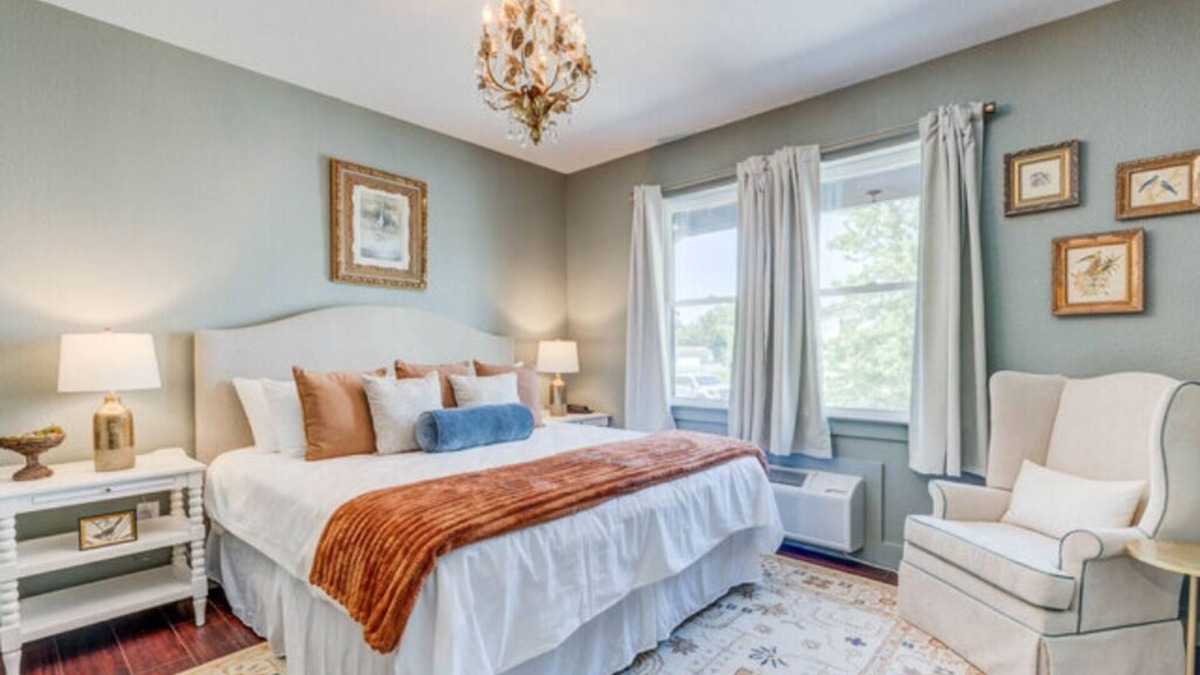 Historic Downtown Manteo Hotel | The Poets Sanctuary Room