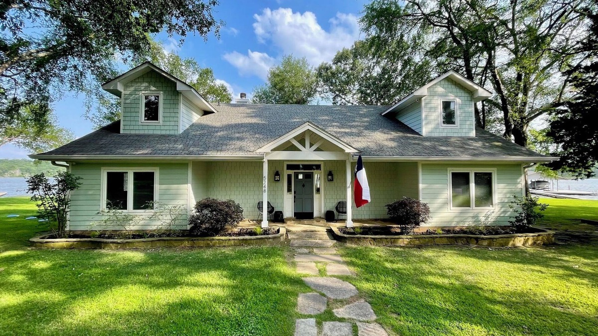 Log Cabin House | The Point on Cedar Creek Lake! Huge Lakefront! Panoramic Water Views! Spacious!