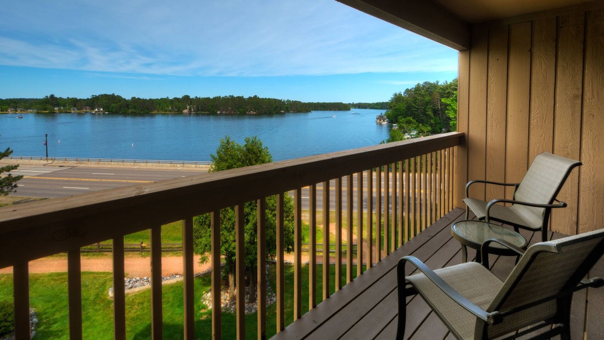 Minocqua Hotel | The Pointe Hotel and Suites