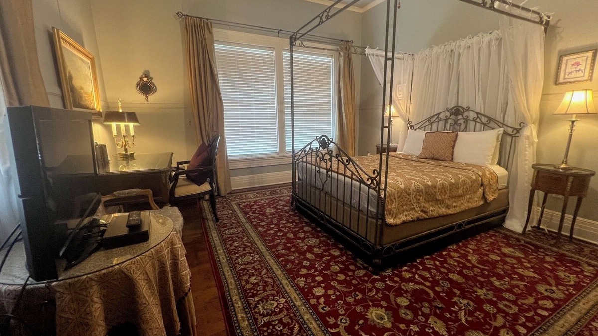 Hammond Bed & Breakfast | The Pompadour Room W/Queen Bed