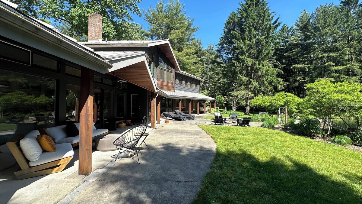 Bernardsville House | The Pond: Gorgeous Secluded Property Close to Town