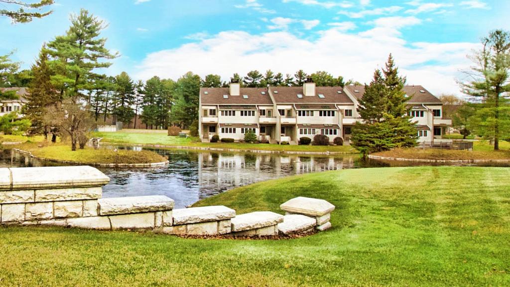 Lenox Dale Resort | The Ponds at Foxhollow