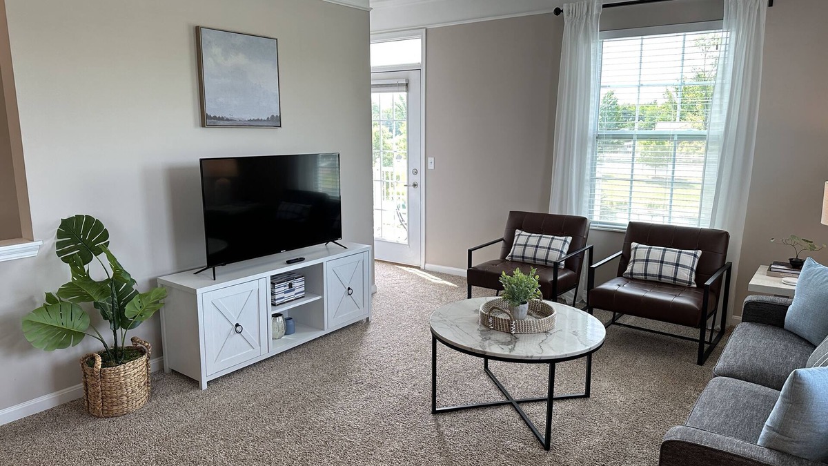 Westerville Apartment | The Pondview Perch | Fast WiFi | Washer/Dryer!
