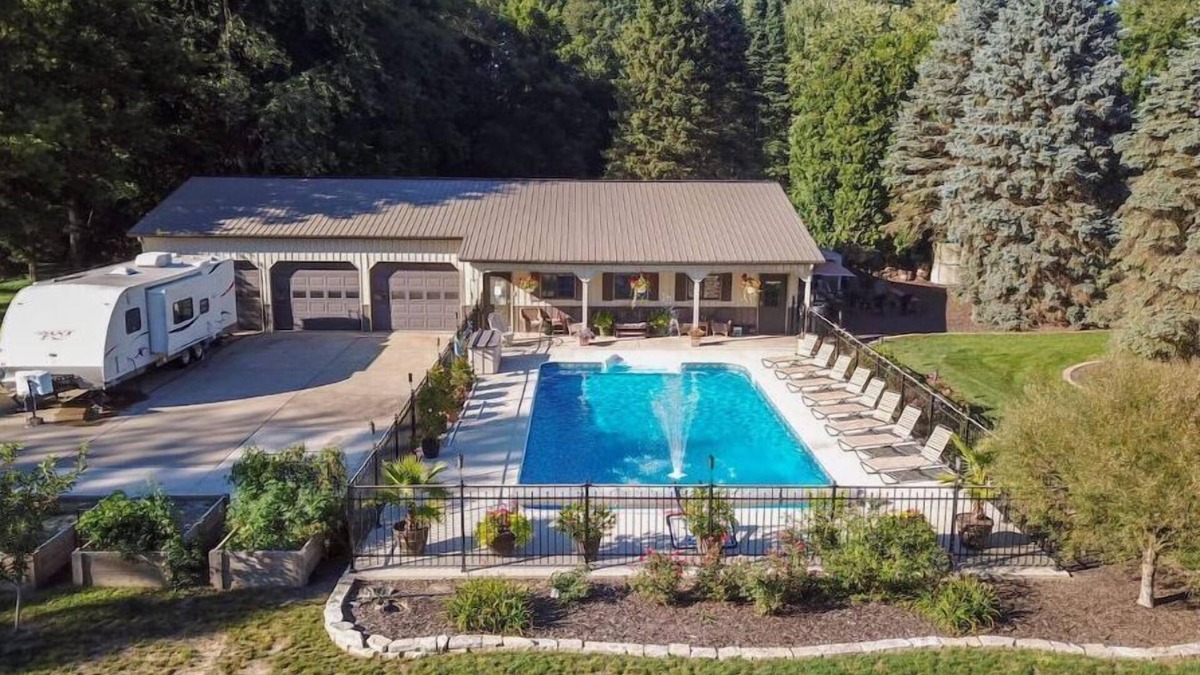 Porter House | The "Pool Barn Camper" w/Hot Tub near Indiana Dunes