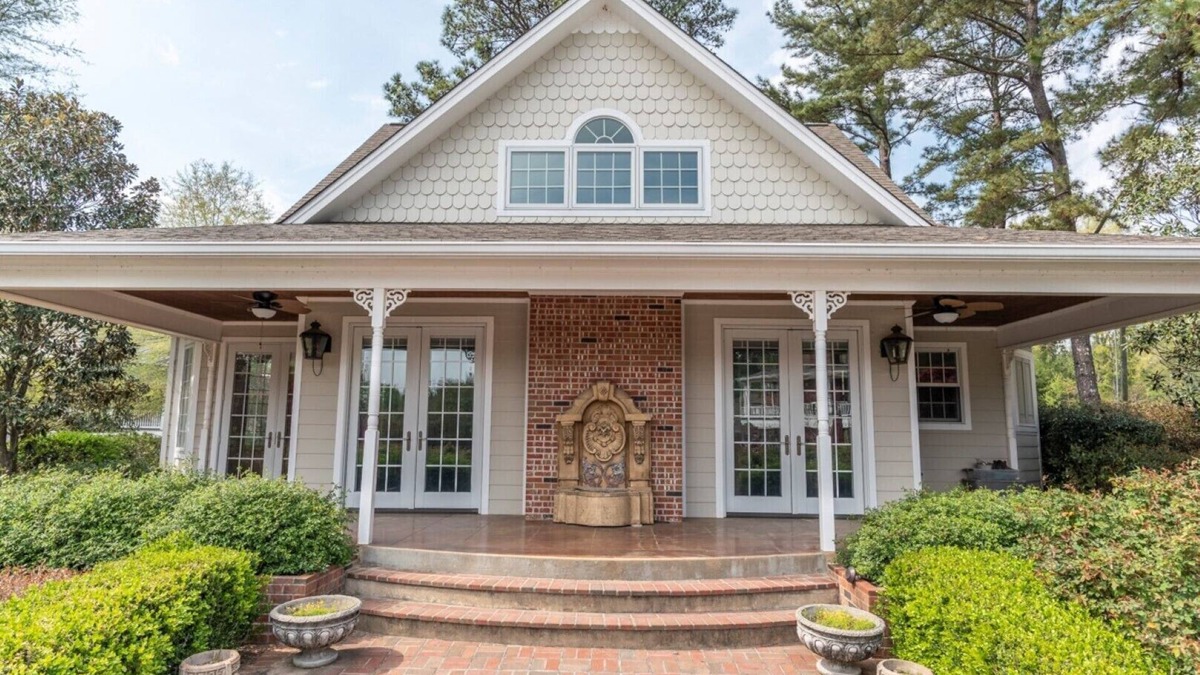 Starkville House | The Pool House at 4300 - Only 5 minutes from campus and 10 to downtown!