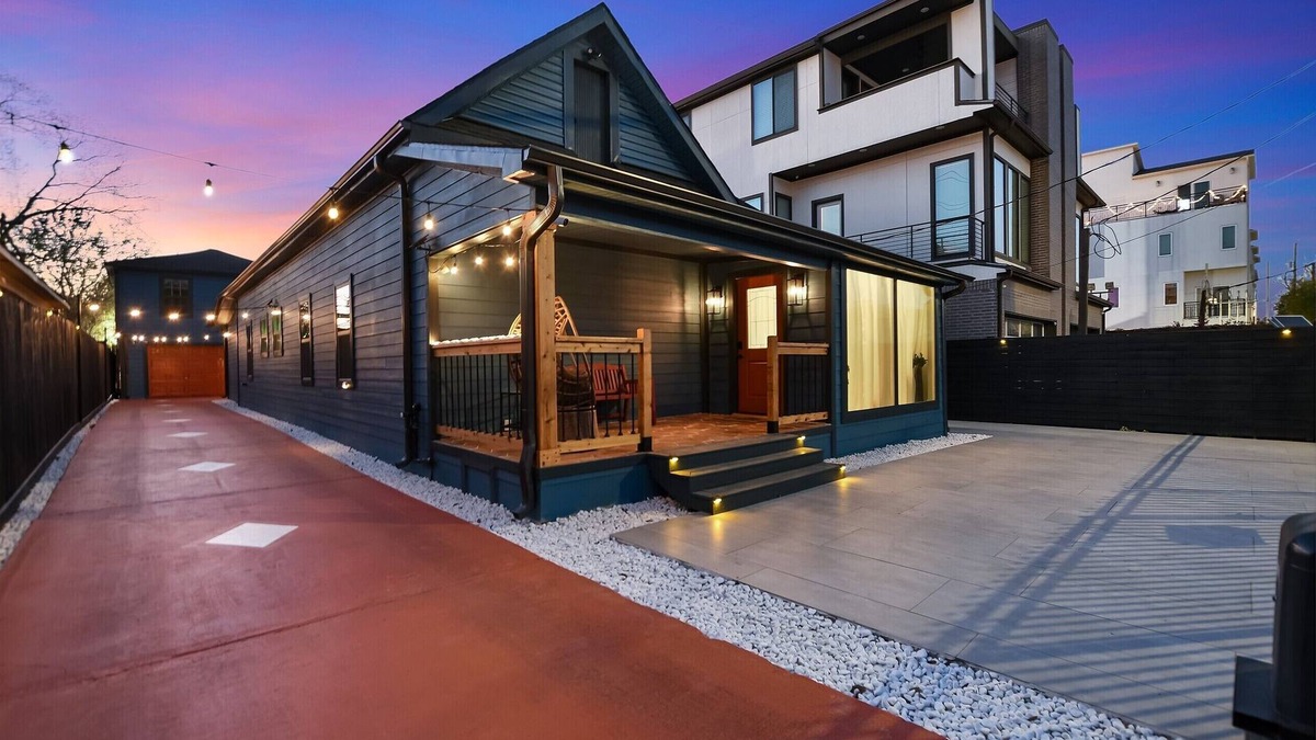 Montrose House | The Pool house in Montrose 4BR, 3BR, 4PK, 8-12 PPL