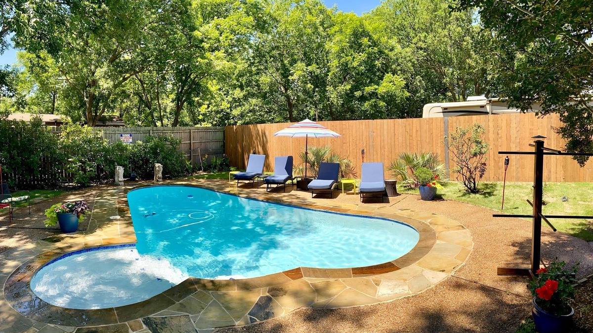Fort Worth House | The Pool House minutes from W7th , TCU , Stockyards , Museums & Dickie’s Arena