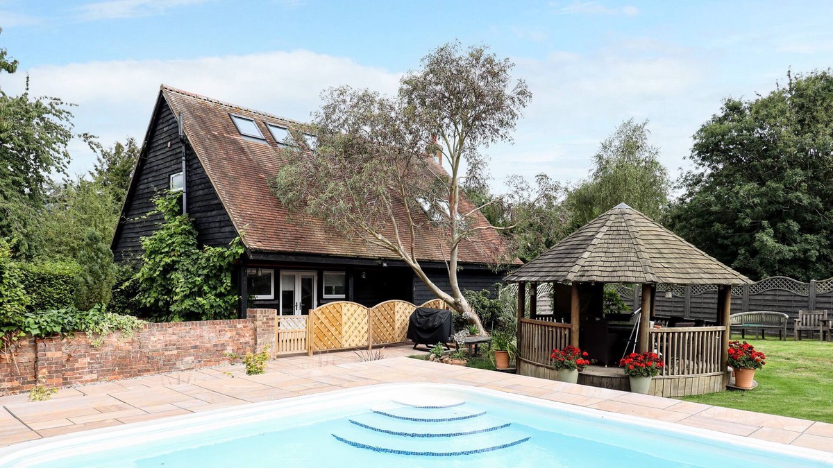 Tea Green Cottage | THE POOL HOUSE, pet friendly, with pool in Whitwell, Hertfordshire