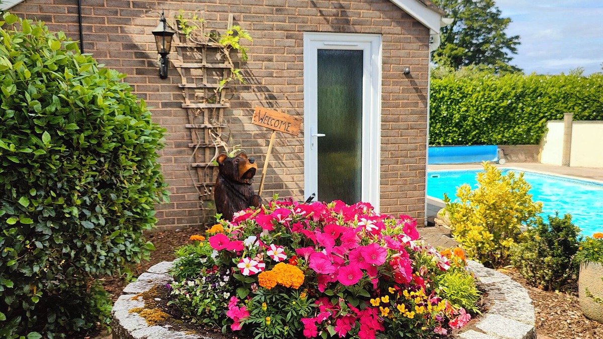 Crediton Cottage | THE POOL HOUSE, romantic, country holiday cottage in Crediton