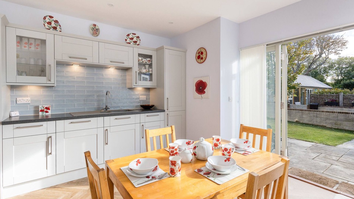 Newport Cottage | The Poppies
