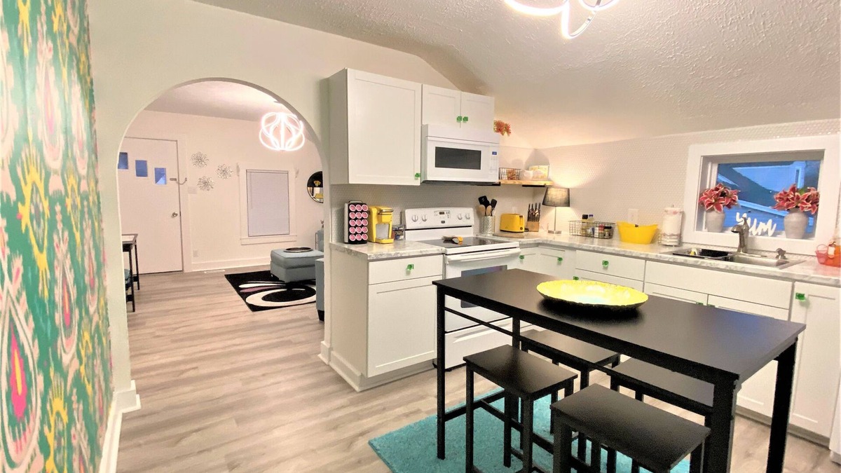 Livingston House | The Posh- Downtown by the square & park