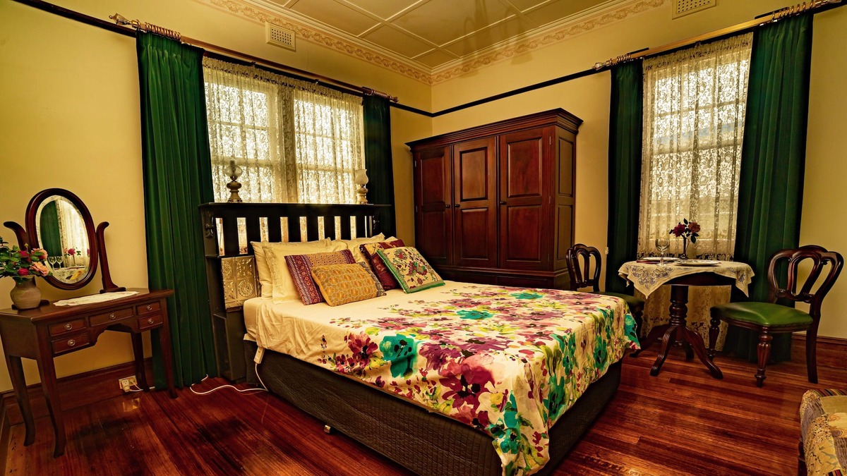 Smithton Bed & Breakfast | The Postmaster Inn Bed and Breakfast - Smithton R2, Free Continental Breakfast