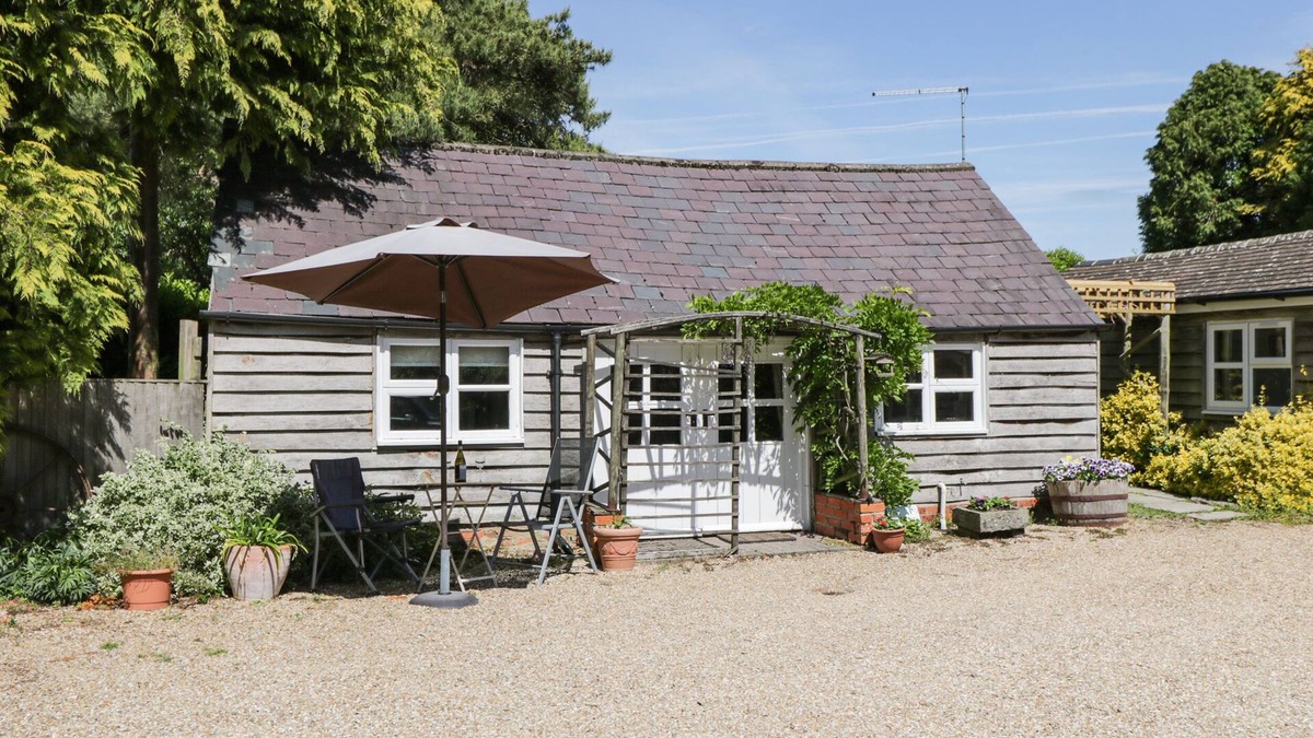 Urchfont Cottage | THE POTTERY, pet friendly, character holiday cottage in Urchfont