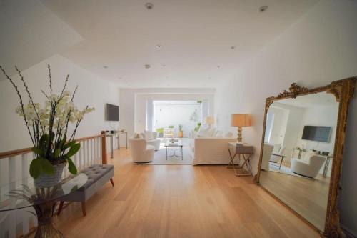 Holland Park Apartment | The Prestigious Residence with Modern Elegance