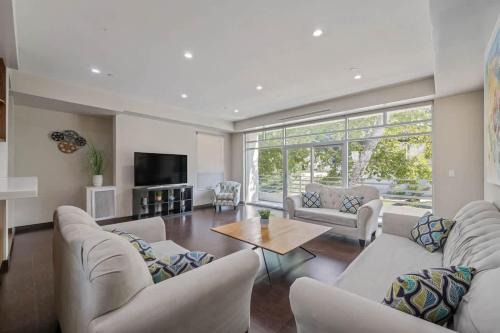 Chevy Chase House | The Privacy Chase Beauty Green Prime location