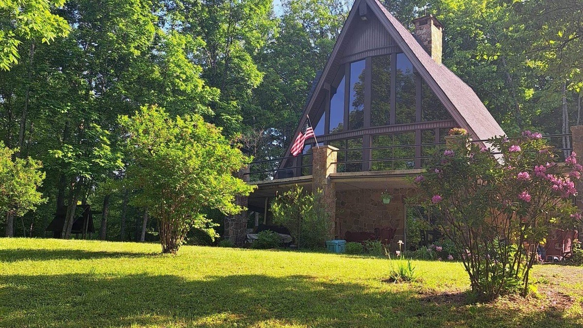 Olive Hill House | The property is relaxing and family-oriented, nestled in the hills of Kentucky.