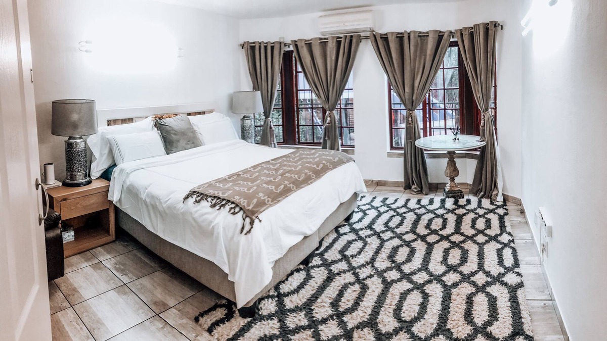 Faerie Glen House | The property is thatched roof house with a homely feeling, home away from home.