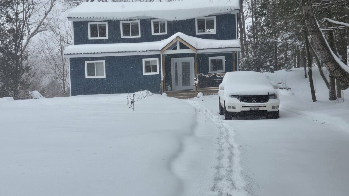 Tweed Cottage | The Pug House. Newly renovated, fully equipped cottage on Moira lake.