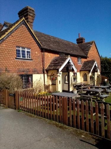Barns Green Hotel | The Punchbowl inn Okewoodhill