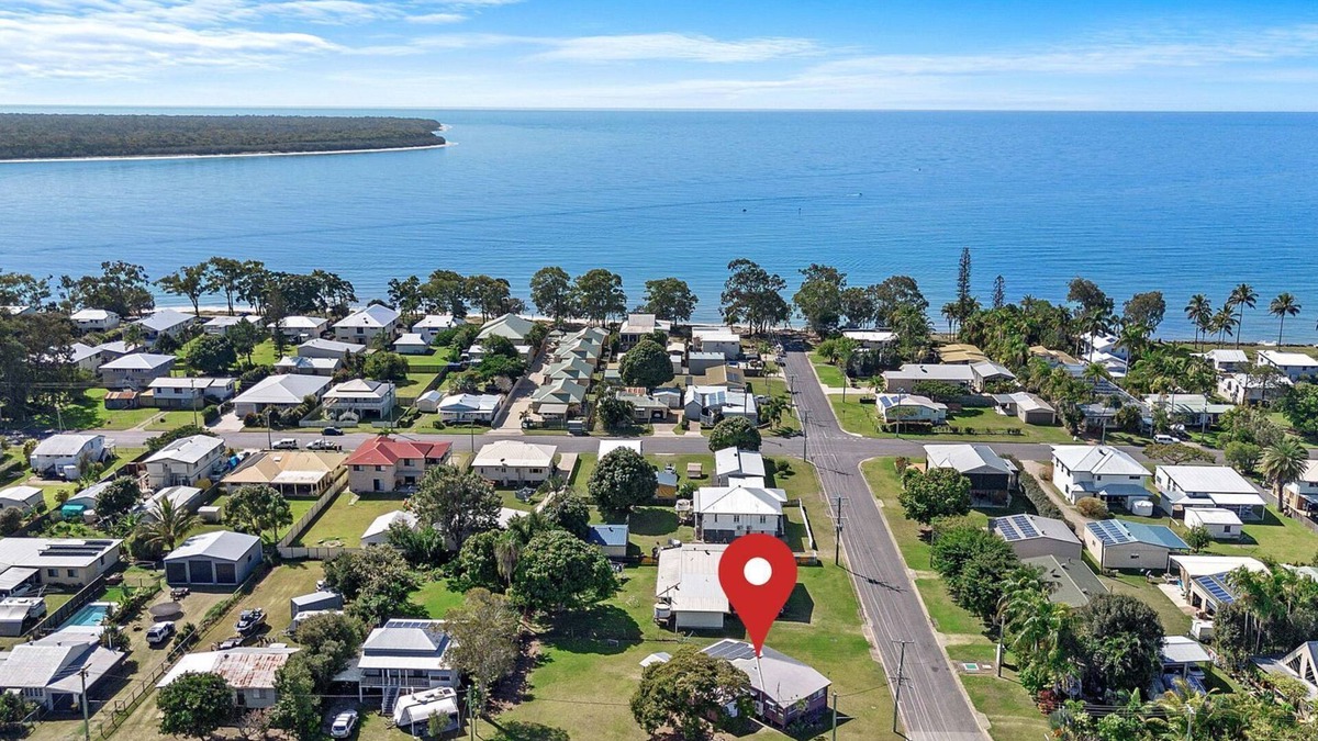 Traviston House | The Purple Cottage - Burrum Heads - Walk To Beach -2BR -.