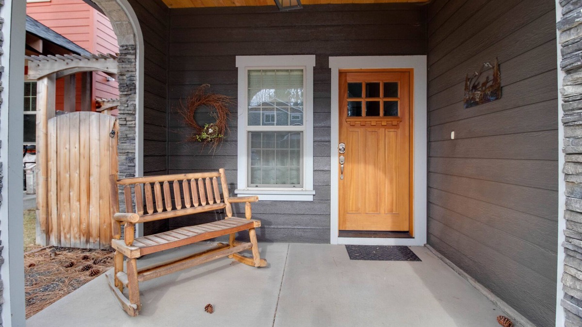 Sisters House | The Quails Nest - charming 3 bedroom 2.5 bath with fireplace in Sisters Oregon