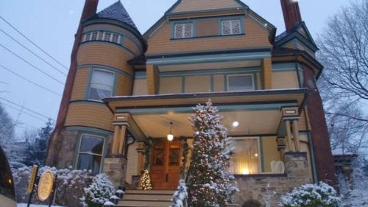 Bellefonte Bed & Breakfast | The Queen, A Victorian Bed & Breakfast