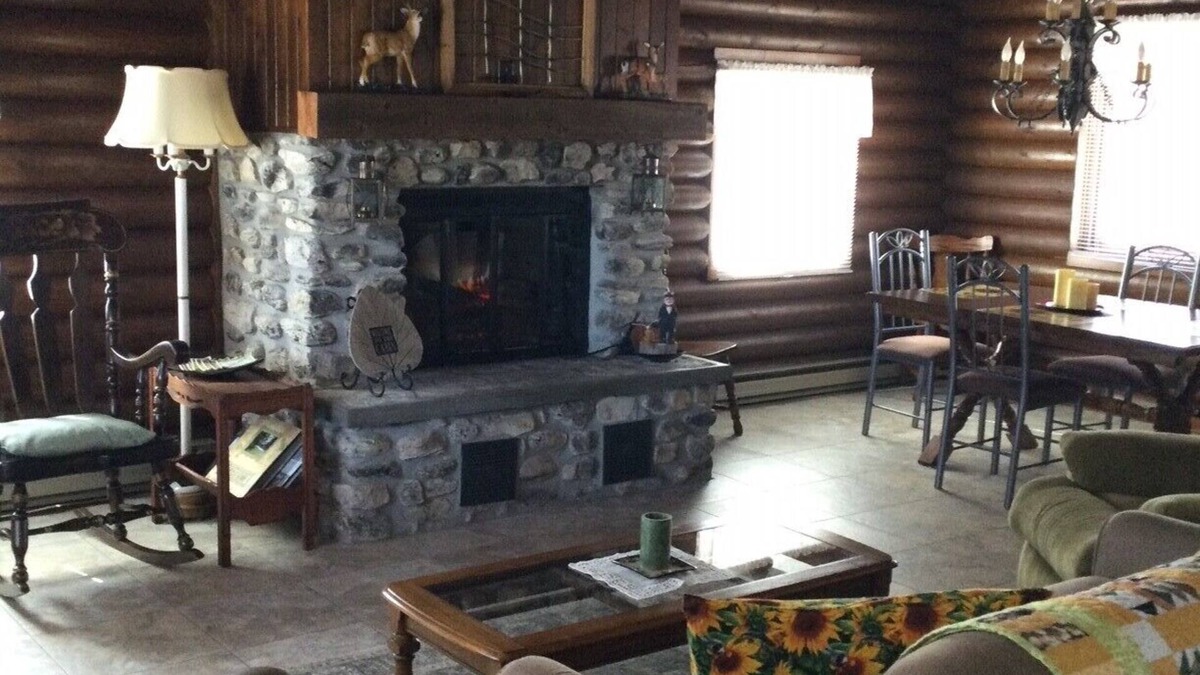 Sturgeon Bay House | The Quilted Log, a cozy, compact cabin In the woods, very clean, perfect for 4-6