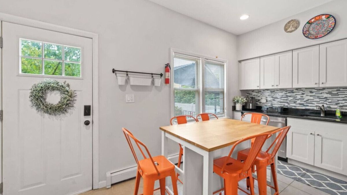 Bayonne House | The Rainforest I|Sleeps 9|20m to NYC|Free Parking