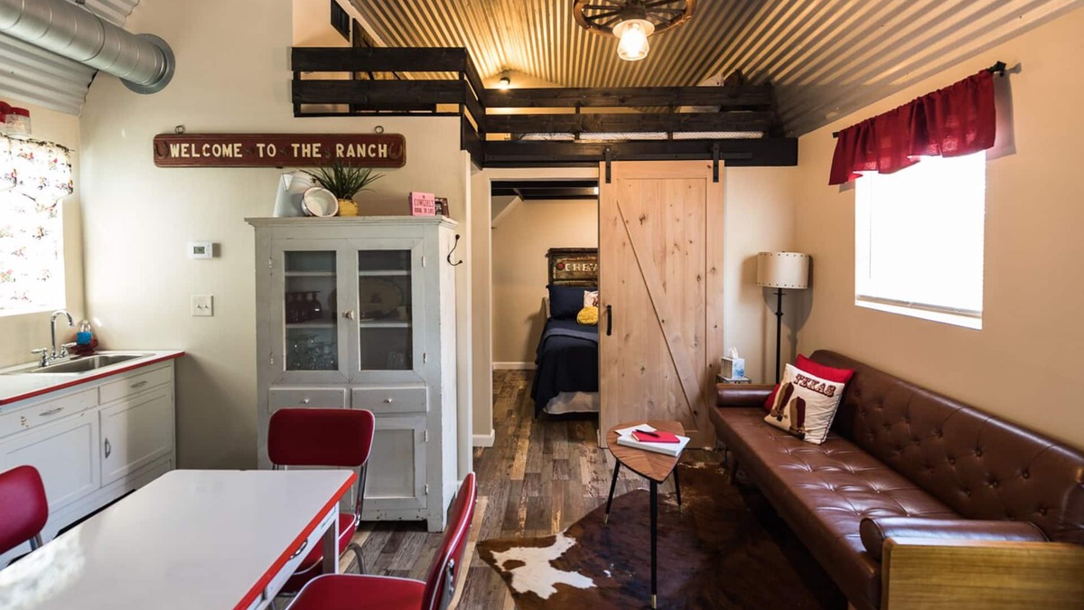 Fayetteville Cottage | The Ranch Motel. Large cottage in a country setting with pool and hot tub.
