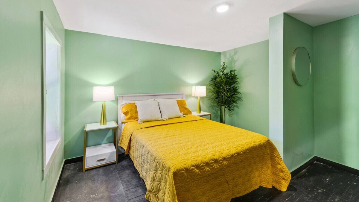 Fox Lake Hotel | The Randolph Hotel Room 206