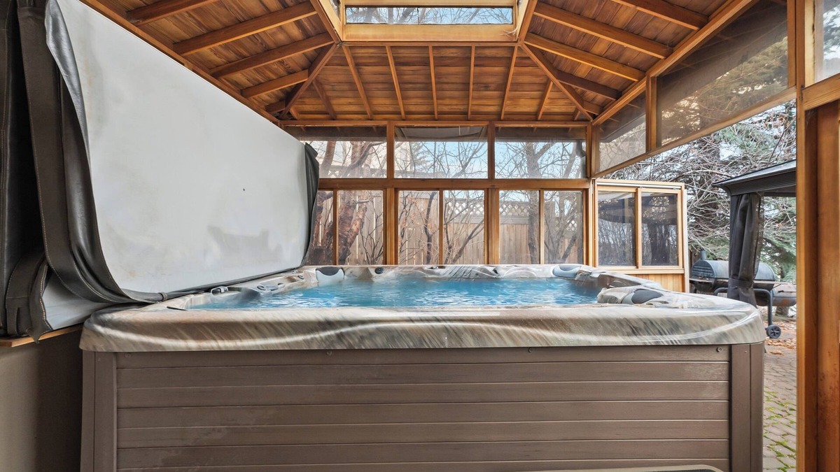Southwest Calgary House | The Ravine Luxury Retreat