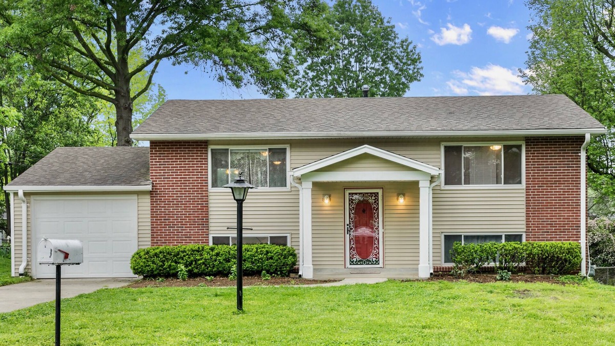 Maryland Heights House | ★The Red Door★ Comfy House on Quiet Cul-de-Sac!