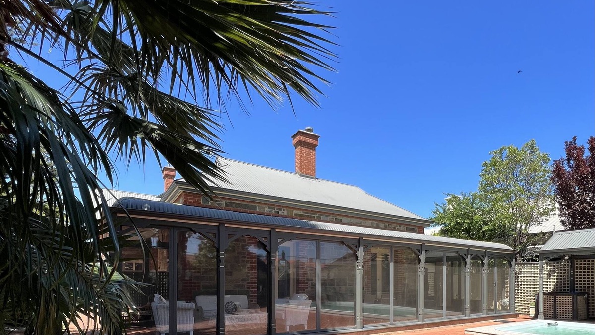 Glenelg South House | The Red Door: Expansive Home/Pool/4 BR w Ensuitesn