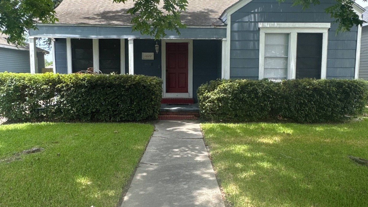 Beaumont House | The Red Door Home 2-bedroom house with WiFi and AC in beautiful Beaumont