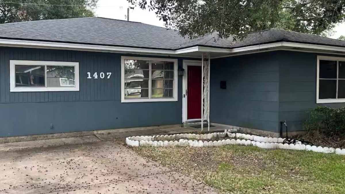 Nederland House | The Red Door Home 3-bedroom house in Nederland Texas. Your home away from home