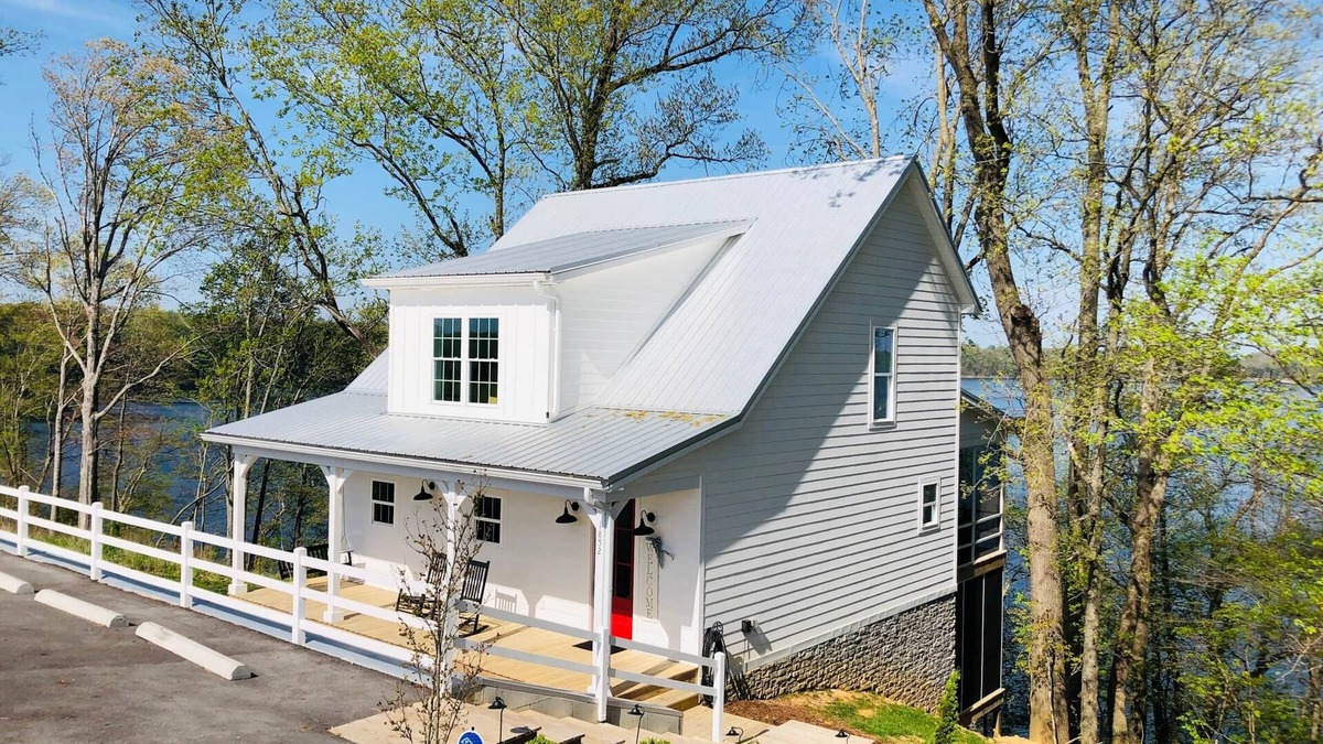 Scottsville House | the Red Door Lakeside