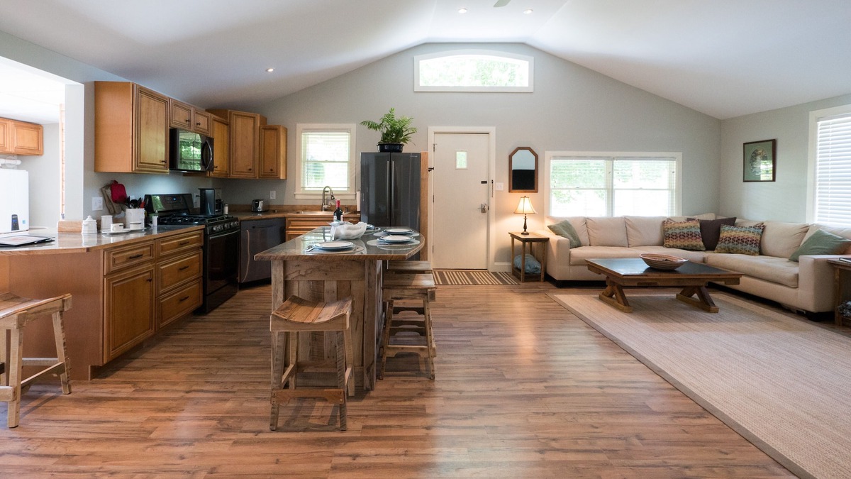Woodfin Cottage | The Red Hen Cottage-Asheville-with Hot Tub and EV charger!