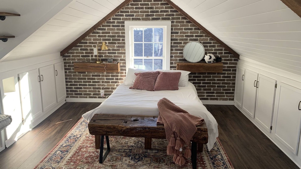 Hartville House | The Red House nHome near historic downtown Hartville