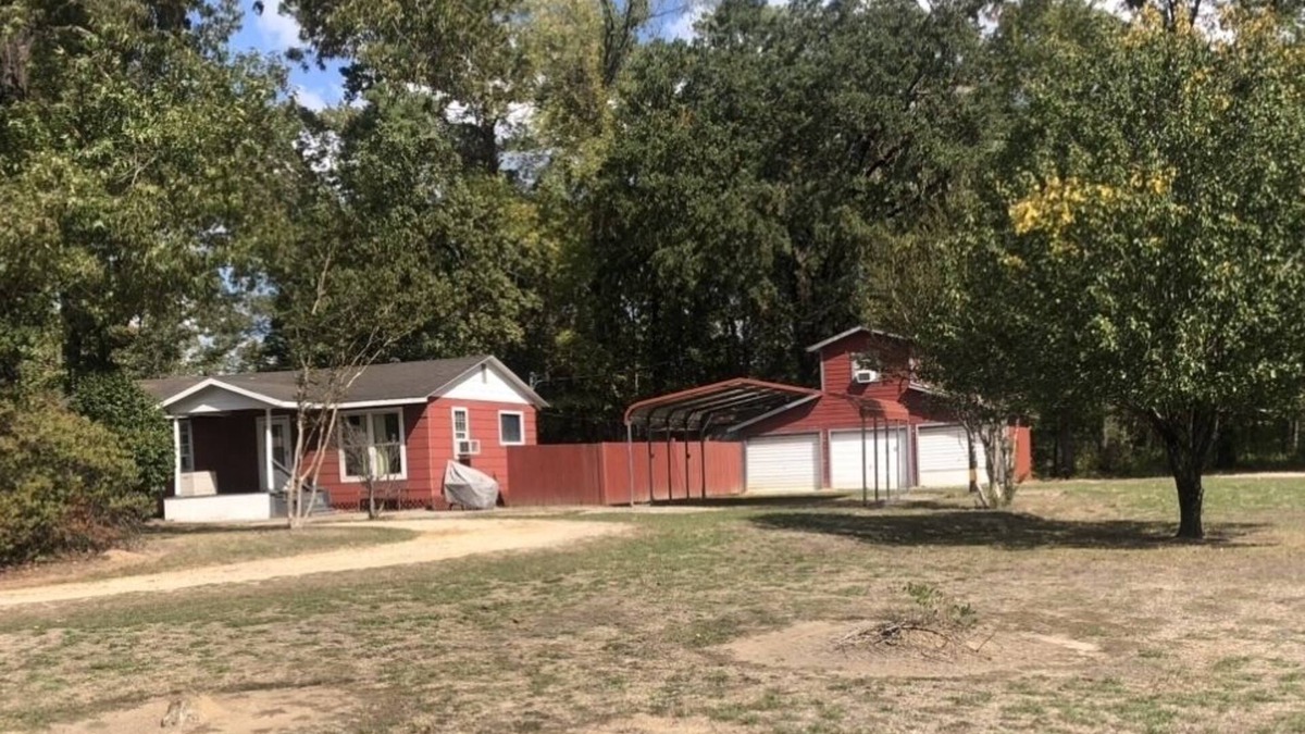 Geneva House | The Red House-Ten minutes to San Augustine boat launch at Sam Rayburn Lake