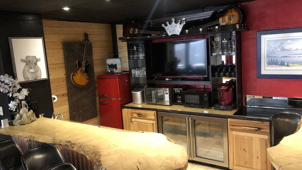 Heart of Missoula Condo | The Red Room - MISSOULA’S PREMIERE DOWNTOWN PRIVATE RENTAL & VACATION CONDO