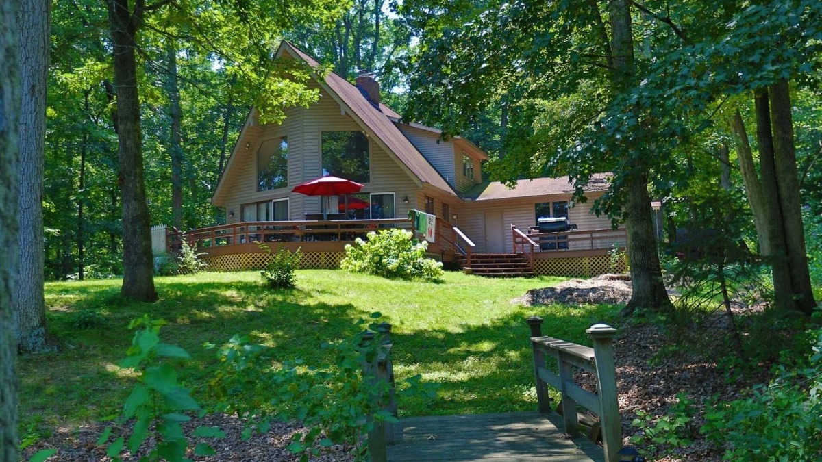 Effingham Cottage | The Redbud Cottage-Beach & Quiet. Lake Sara Waterfront & Wood Fires.